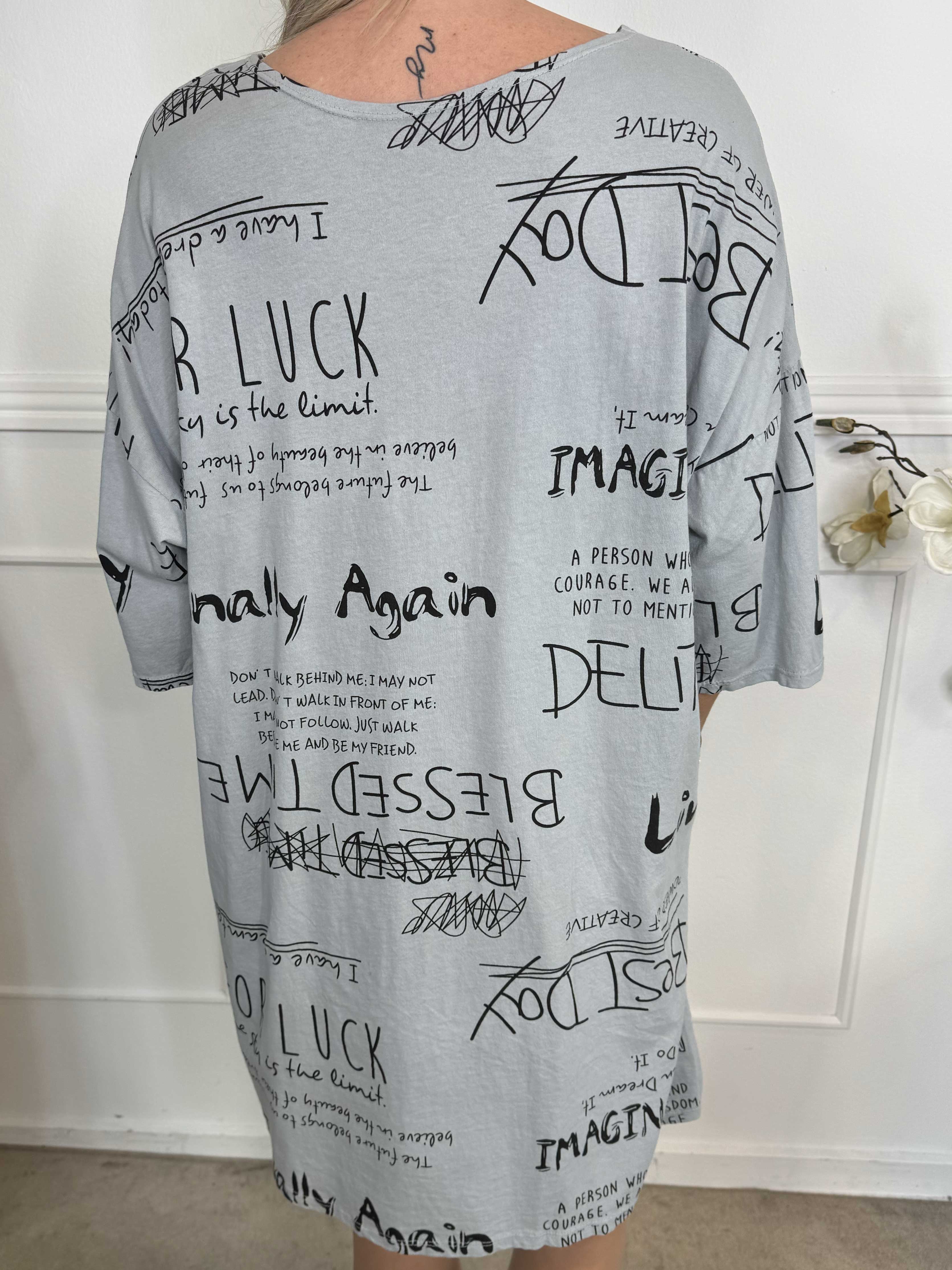 Lora - T-shirtklänning med text